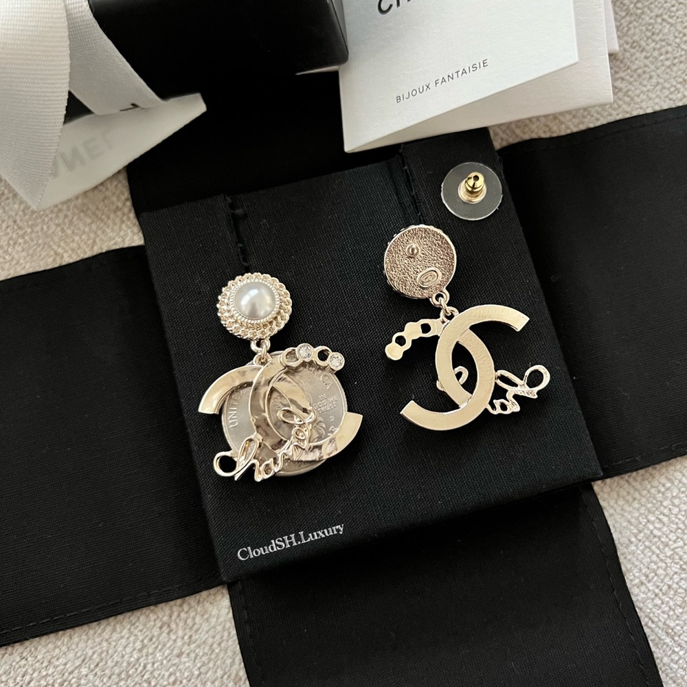 Auth BN Chanel Large CC logo Dangle earrings - Gold Metal hdw w/ Pearl & Crystal - Picture 3 of 6